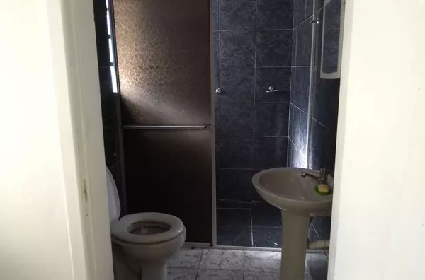 Imóvel em alvenaria: Contendo 02 quartos, 01 sala, 01 copa, 01 cozinha, 01 area de serviço, 01 banheiro, 01 garagem para 01 carro    *******NÃO ACEITA CRIANÇAS, NEM ANIMAIS******    *Imóvel bem localizado próximo a hospital, bancos, supermercados, restaur - Foto 6