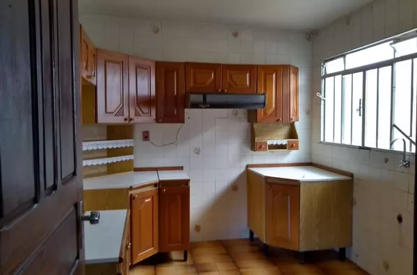 Casa em alvenaria contendo 03 quartos, 1 suíte, 02 salas, copa, cozinha, wc social, varanda e lavanderia. OBS: Um dos quartos com cama e uma das salas com sofá. - Foto 3