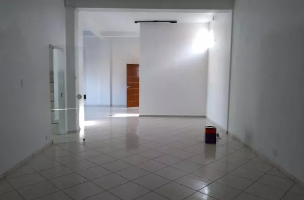 Sala comercial em alvenaria com 90,00 m², com 01 porta de aço e wc com acessibilidade - Foto 4