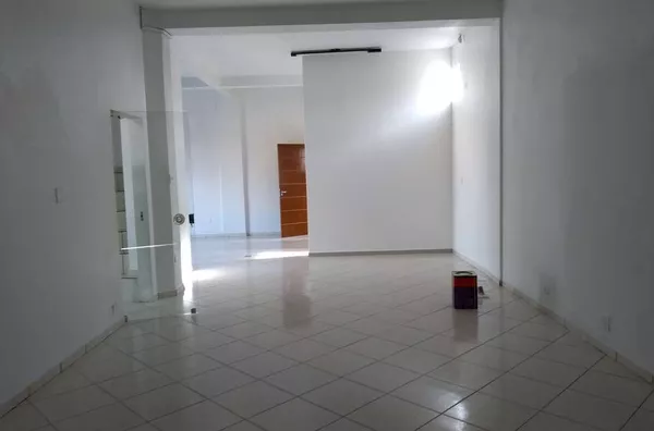 Sala comercial em alvenaria com 90,00 m², com 01 porta de aço e wc com acessibilidade - Foto 5