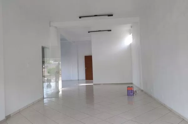 Sala comercial em alvenaria com 90,00 m², com 01 porta de aço e wc com acessibilidade - Foto 6