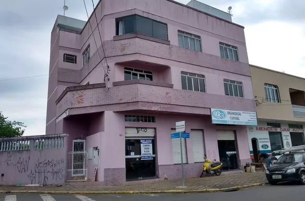 EXCELENTE LOCALIZAÇÃO "PRÓXIMO A BODEGA"  Apartamento em alvenaria - 01 sala de visita, 01 copa, 01 cozinha, 01 wc, 01 suíte, 02 quartos, 01 lavanderia e 01 garagem coberta - Foto 1