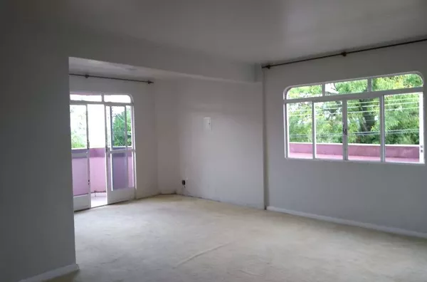 EXCELENTE LOCALIZAÇÃO "PRÓXIMO A BODEGA"  Apartamento em alvenaria - 01 sala de visita, 01 copa, 01 cozinha, 01 wc, 01 suíte, 02 quartos, 01 lavanderia e 01 garagem coberta - Foto 3