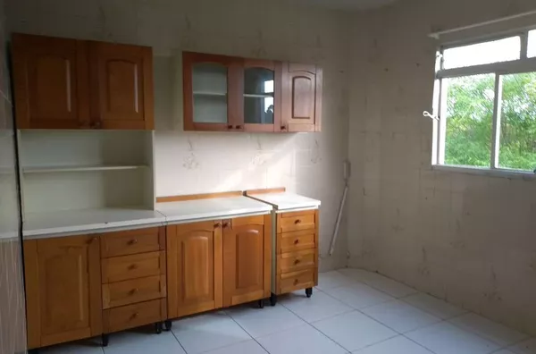 EXCELENTE LOCALIZAÇÃO "PRÓXIMO A BODEGA"  Apartamento em alvenaria - 01 sala de visita, 01 copa, 01 cozinha, 01 wc, 01 suíte, 02 quartos, 01 lavanderia e 01 garagem coberta - Foto 4