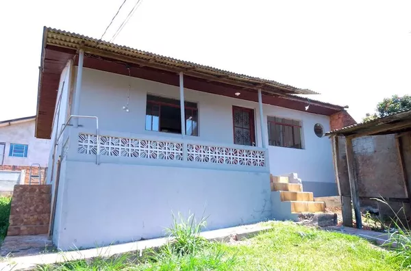 Casa residencial em alvenaria contendo 3 quartos, sala, cozinha, banheiro, área de serviço e garagem. - Foto 1