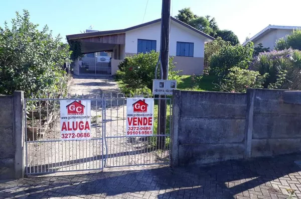 Lote de terreno urbano contendo duas casas de alvenaria:   Casa 01 (frente): 2 quartos, sala, cozinha, banheiro, lavanderia e garagem para 2 carros, com 77,00 m².  Casa 02 (fundos): 2 quartos, sala, cozinha e banheiro, com 45,00 m². - Foto 1