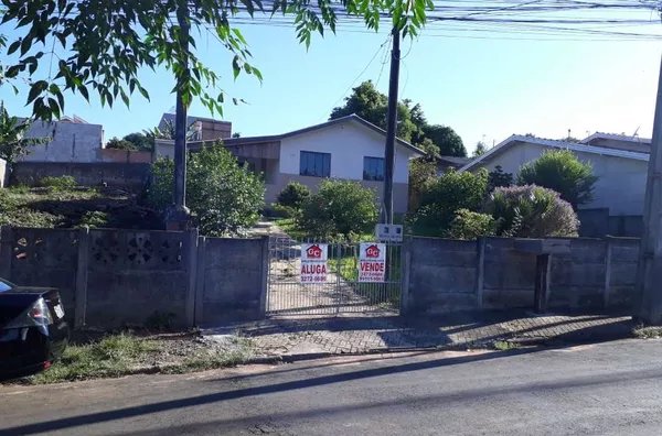 Lote de terreno urbano contendo duas casas de alvenaria:   Casa 01 (frente): 2 quartos, sala, cozinha, banheiro, lavanderia e garagem para 2 carros, com 77,00 m².  Casa 02 (fundos): 2 quartos, sala, cozinha e banheiro, com 45,00 m². - Foto 2