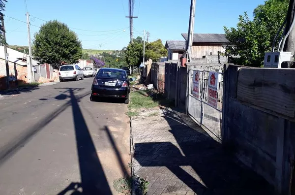 Lote de terreno urbano contendo duas casas de alvenaria:   Casa 01 (frente): 2 quartos, sala, cozinha, banheiro, lavanderia e garagem para 2 carros, com 77,00 m².  Casa 02 (fundos): 2 quartos, sala, cozinha e banheiro, com 45,00 m². - Foto 5