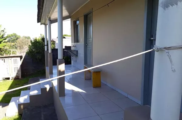 Lote de terreno urbano contendo duas casas de alvenaria:   Casa 01 (frente): 2 quartos, sala, cozinha, banheiro, lavanderia e garagem para 2 carros, com 77,00 m².  Casa 02 (fundos): 2 quartos, sala, cozinha e banheiro, com 45,00 m². - Foto 6