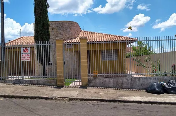 Casa residencial em alvenaria contendo 3 quartos simples sendo 2 com roupeiro, 1 suíte, sala, cozinha, 2 wcs, lavanderia, quarto de despejo,  garagem para 3 carros. - Foto 1