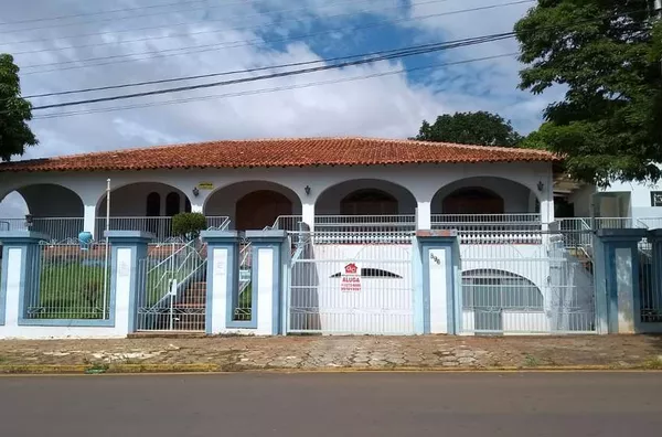 Casa em alvenaria contendo 02 quartos, 02 suítes, banheiro social, lavabo, copa, cozinha com armários, 02 salas, garagem para 03 carros, varandas, edícula com  churrasqueira, cozinha, banheiro e lavanderia - Foto 1