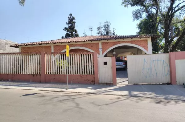 Casa em alvenaria com área de 220,00 m2,  contendo 05 quartos (sendo um suíte),  02 wcs social, sala, copa, cozinha, garagem coberta para 04 carros. - Foto 1