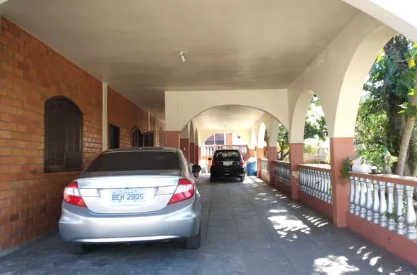 Casa em alvenaria com área de 220,00 m2,  contendo 05 quartos (sendo um suíte),  02 wcs social, sala, copa, cozinha, garagem coberta para 04 carros. - Foto 2