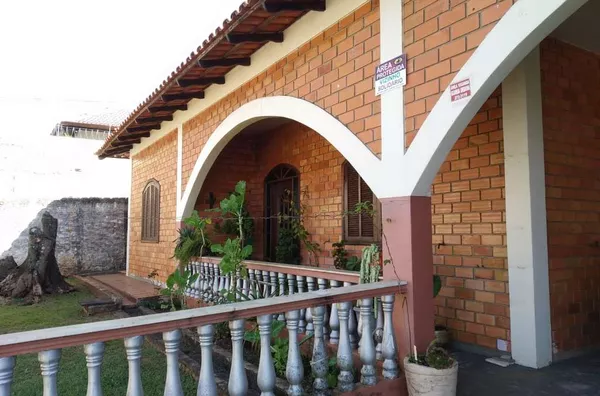 Casa em alvenaria com área de 220,00 m2,  contendo 05 quartos (sendo um suíte),  02 wcs social, sala, copa, cozinha, garagem coberta para 04 carros. - Foto 3