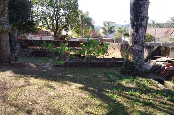 Casa em alvenaria com área de 220,00 m2,  contendo 05 quartos (sendo um suíte),  02 wcs social, sala, copa, cozinha, garagem coberta para 04 carros. - Foto 4