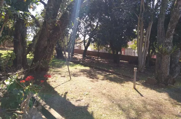 Casa em alvenaria com área de 220,00 m2,  contendo 05 quartos (sendo um suíte),  02 wcs social, sala, copa, cozinha, garagem coberta para 04 carros. - Foto 5