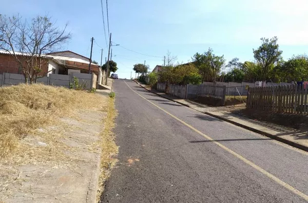 Lote de terreno urbano medindo 370,00 m², sem benfeitorias.