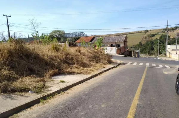 Lote de terreno urbano medindo 370,00 m², sem benfeitorias.