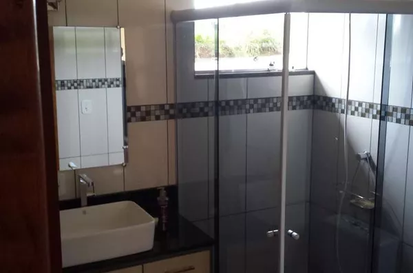 Casa em alvenaria contendo 2 quartos, 1 suíte, sala, cozinha e copa conjugados, banheiro social, espaço gourmet com churrasqueira e banheiro, lavanderia e garagem para 2 carros. - Foto 5