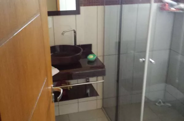 Casa em alvenaria contendo 2 quartos, 1 suíte, sala, cozinha e copa conjugados, banheiro social, espaço gourmet com churrasqueira e banheiro, lavanderia e garagem para 2 carros. - Foto 6