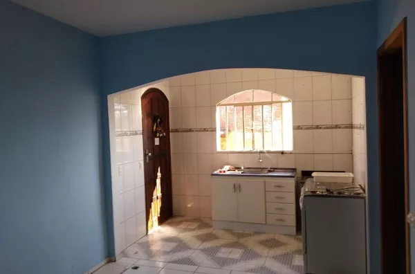 Casa em alvenaria contendo 02 quartos, 01 suíte, sala de visiita, sala de TV, copa, cozinha, wc social, lavanderia, edícula, garagem para 02 carros. - Foto 4