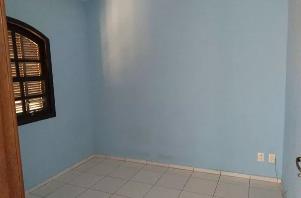 Casa em alvenaria contendo 02 quartos, 01 suíte, sala de visiita, sala de TV, copa, cozinha, wc social, lavanderia, edícula, garagem para 02 carros. - Foto 6