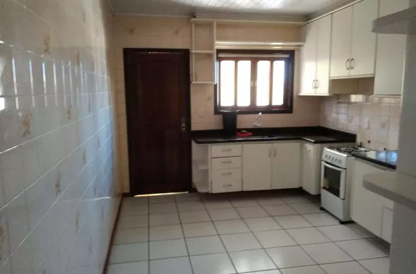Casa em alvenaria contendo 04 quartos, 02 salas, copa, cozinha com armários planejados, 01 banheiro social, área de serviço, quarto de despejo, área de churrasqueira com 01 banheiro e mais 01 quarto, garagem e 01 sala;  SEMI MOBILIADA. - Foto 4