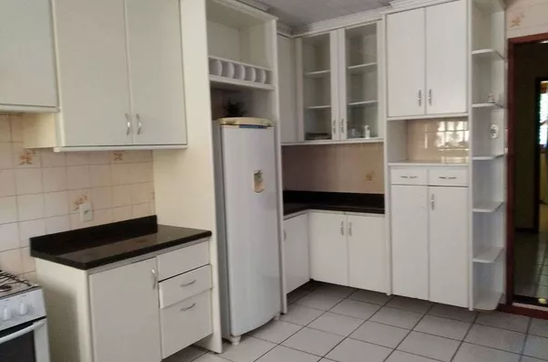 Casa em alvenaria contendo 04 quartos, 02 salas, copa, cozinha com armários planejados, 01 banheiro social, área de serviço, quarto de despejo, área de churrasqueira com 01 banheiro e mais 01 quarto, garagem e 01 sala;  SEMI MOBILIADA. - Foto 5