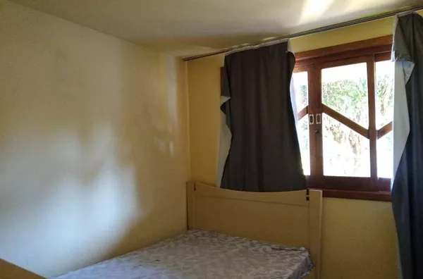 Casa em alvenaria contendo 04 quartos, 02 salas, copa, cozinha com armários planejados, 01 banheiro social, área de serviço, quarto de despejo, área de churrasqueira com 01 banheiro e mais 01 quarto, garagem e 01 sala;  SEMI MOBILIADA. - Foto 6