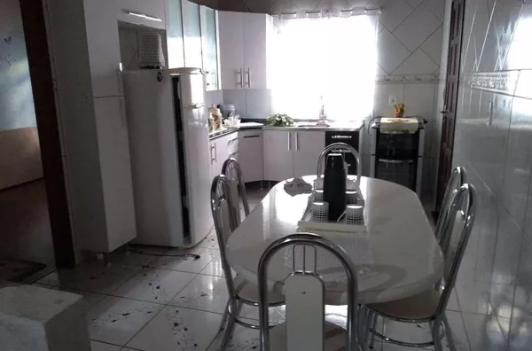 IMÓVEL RESIDENCIAL EM ALVENARIA - CONTENDO 01 SALA, 01 COPA, 01 COZINHA, 01 SUÍTE, 01 WC SUITE, 02 QUARTOS, 01 BANHEIRO, LAVANDERIA, 01 GARAGEM    *MOBILIA COMPLETA* - Foto 3