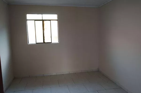Casa residencial em alvenaria contendo 3 quartos, sala, cozinha, banheiro, área de serviço e garagem. - Foto 4