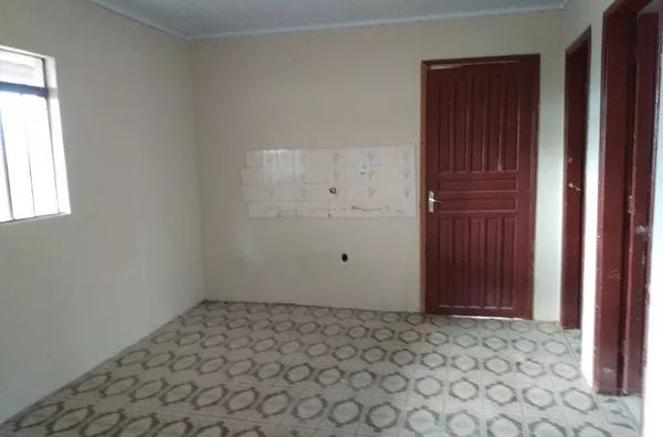 Casa residencial em alvenaria contendo 3 quartos, sala, cozinha, banheiro, área de serviço e garagem. - Foto 5