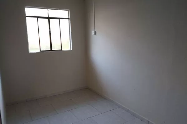 Casa residencial em alvenaria contendo 3 quartos, sala, cozinha, banheiro, área de serviço e garagem. - Foto 6