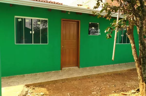 Casa Residencial : Contendo 1 quarto, cozinha, banheiro.