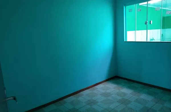 Casa Residencial : Contendo 1 quarto, cozinha, banheiro.