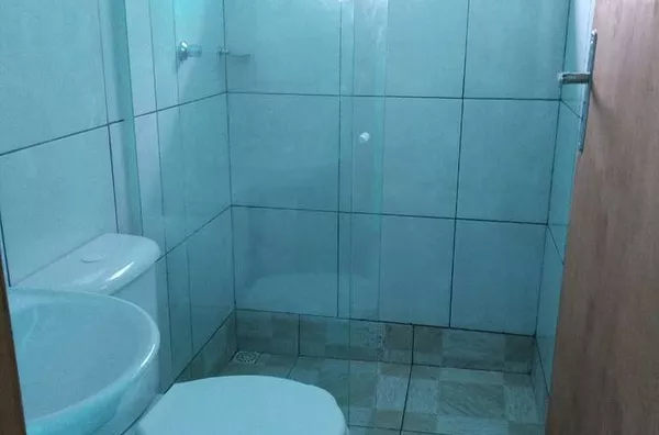 Casa Residencial : Contendo 1 quarto, cozinha, banheiro.