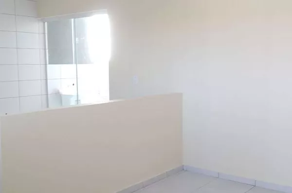 Casa em alvenaria com 3 quartos, sala, cozinha, wc,  entrada para carro.    OBS: CONTRATO DE LOCAÇÃO SOMENTE PARA 12 MESES. - Foto 2