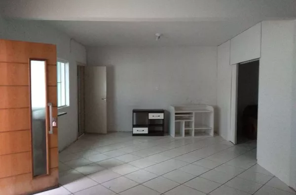 Subsolo em alvenaria medindo 60,00 m2 de área fechada, mais cobertura para carro na frente, com 01 wc interno e divisórias.   Obs.: Pode ser transformado em apartamento residencial instalado mais divisórias ou deixar em um ambiente apenas. - Foto 1