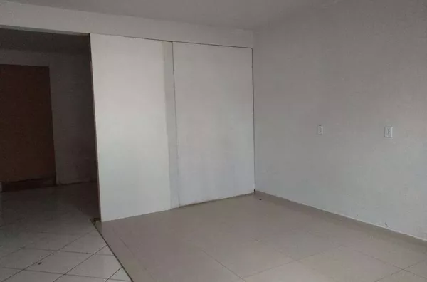 Subsolo em alvenaria medindo 60,00 m2 de área fechada, mais cobertura para carro na frente, com 01 wc interno e divisórias.   Obs.: Pode ser transformado em apartamento residencial instalado mais divisórias ou deixar em um ambiente apenas. - Foto 2