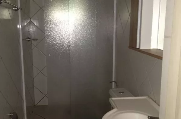 Subsolo em alvenaria medindo 60,00 m2 de área fechada, mais cobertura para carro na frente, com 01 wc interno e divisórias.   Obs.: Pode ser transformado em apartamento residencial instalado mais divisórias ou deixar em um ambiente apenas. - Foto 3