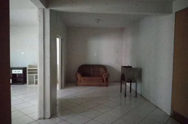 Subsolo em alvenaria medindo 60,00 m2 de área fechada, mais cobertura para carro na frente, com 01 wc interno e divisórias.   Obs.: Pode ser transformado em apartamento residencial instalado mais divisórias ou deixar em um ambiente apenas. - Foto 4
