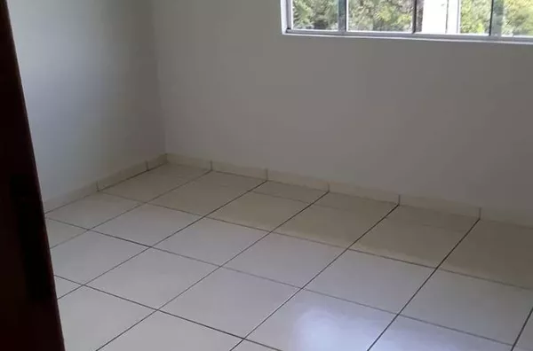 SOBRADO RESIDENCIAL EM ALVENARIA - 03 QUARTOS, SALA, COZINHA, SACADA, LAVABO, WC, AREA DE SERVIÇO E GARAGEM. - Foto 4