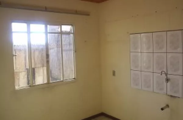 Casa em alvenaria, contendo 02 quartos, sala, cozinha, wc, quartos de despejo externo, área de seviço e entrada p/ carro - Foto 6