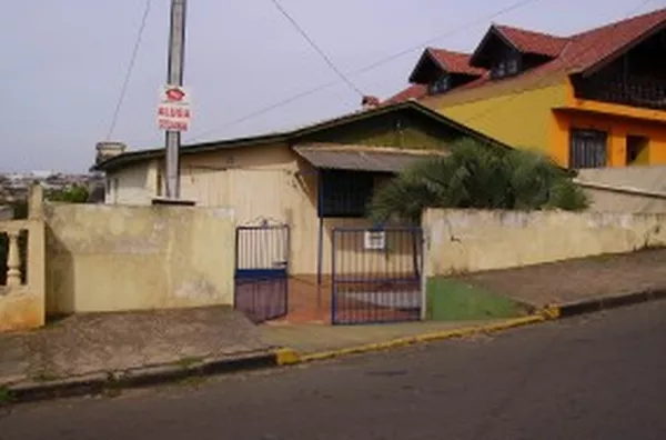 Casa mista, contendo 03 quartos, sala, cozinha, wc, subsolo c/ lavanderia e garagem. - Foto 4