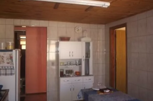 Casa em alvenaria contendo 03 quartos, sala, cozinha, wc com box, área de serviço e garagem coberta. - Foto 3