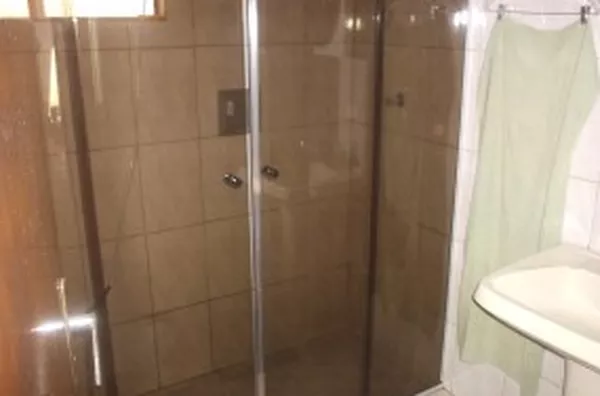 Casa em alvenaria contendo 03 quartos, sala, cozinha, wc com box, área de serviço e garagem coberta. - Foto 4