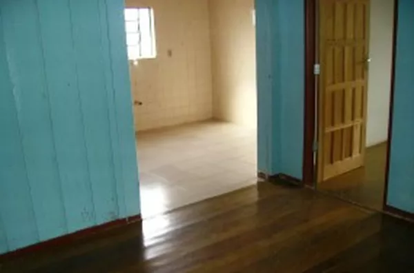 Casa mista, contendo 03 quartos, sala, cozinha, wc, subsolo c/ lavanderia e garagem. - Foto 5