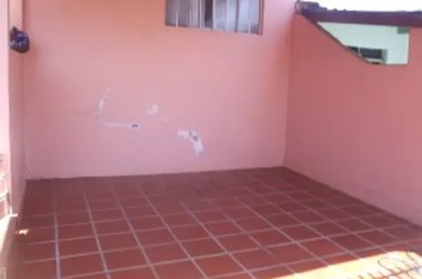 Casa em alvenaria contendo 03 quartos, sala, cozinha, wc com box, área de serviço e garagem coberta. - Foto 2