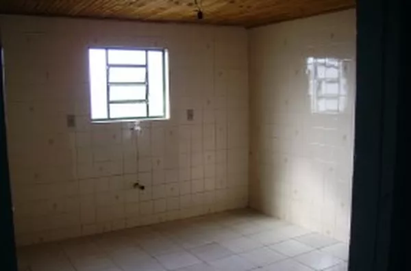 Casa mista, contendo 03 quartos, sala, cozinha, wc, subsolo c/ lavanderia e garagem. - Foto 6