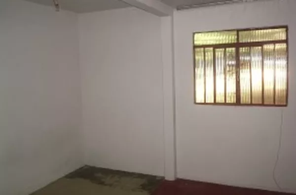 Casa mista, contendo 02 quartos, 01 suíte, sala, cozinha, wc, área de serviço, garagem p/ 02 carros. - Foto 4